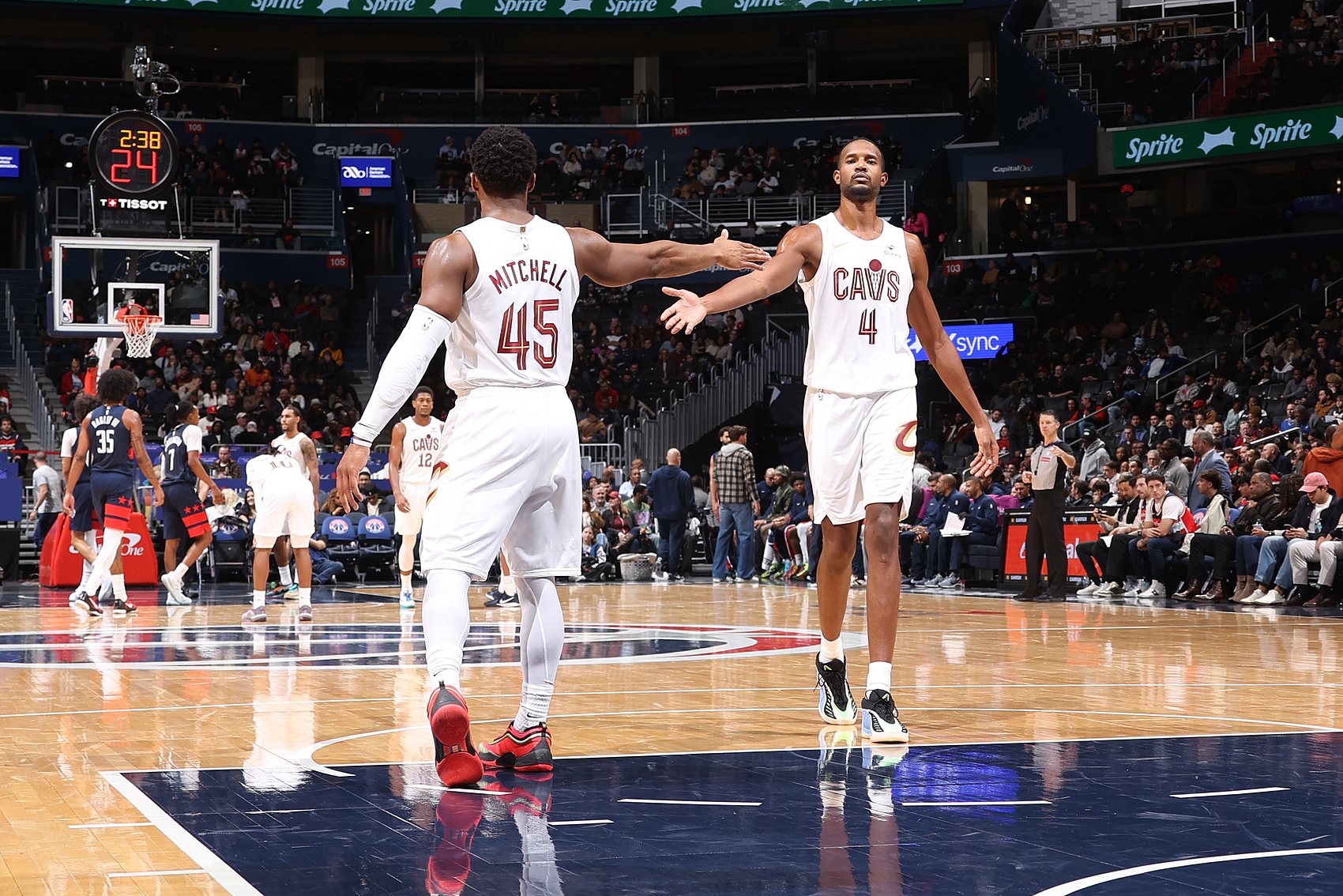 乐鱼网站-灵犀一点！米切尔口袋妙传 莫布里心领神会空接扣篮